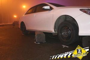 В Алматы водитель Toyota устроил погром на Новой площади и скрылся, бросив машину