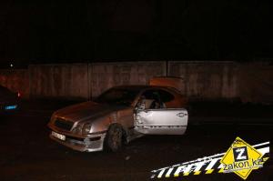 В Алматы Merсedes занесло на повороте и отбросило в забор