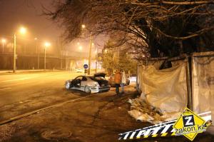 В Алматы Merсedes занесло на повороте и отбросило в забор