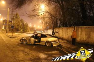 В Алматы Merсedes занесло на повороте и отбросило в забор