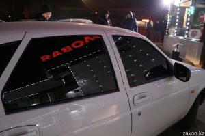 В Алматы тонированную вкруг Lada Priora без номеров забрали на штрафстоянку