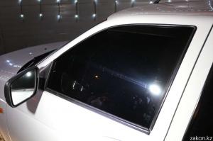 В Алматы тонированную вкруг Lada Priora без номеров забрали на штрафстоянку