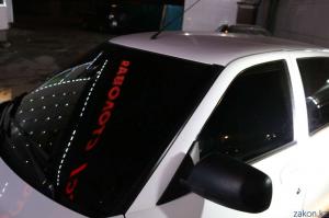 В Алматы тонированную вкруг Lada Priora без номеров забрали на штрафстоянку