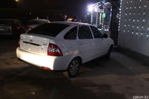 В Алматы тонированную вкруг Lada Priora без номеров забрали на штрафстоянку