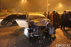 В Алматы предположительно пьяный водитель устроил ДТП, вылетев на встречную полосу