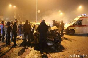 В Алматы предположительно пьяный водитель устроил ДТП, вылетев на встречную полосу