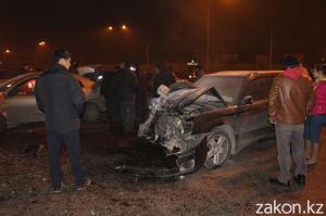 В Алматы предположительно пьяный водитель устроил ДТП, вылетев на встречную полосу