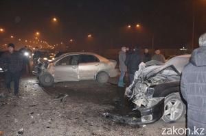 В Алматы предположительно пьяный водитель устроил ДТП, вылетев на встречную полосу