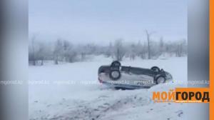 Полицейская машина перевернулась на трассе в ЗКО