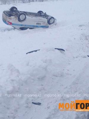 Полицейская машина перевернулась на трассе в ЗКО 