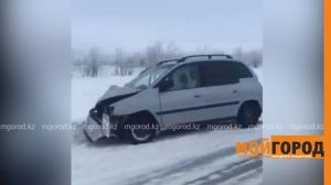 Полицейская машина перевернулась на трассе в ЗКО 