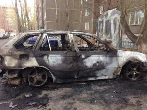 В Павлодаре неизвестные в течении двух лет поджигают машины во дворе