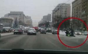 На Новом Арбате таксист сбил инспектора ГИБДД