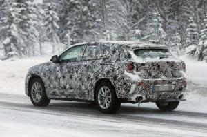 Компания BMW вывела на зимние тесты кроссовер X2 