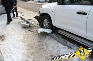 В Алматы водитель Toyota Land Cruiser, проигнорировав "Уступи дорогу", спровоцировал ДТП