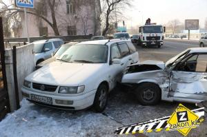 Предположительно нетрезвый водитель Lada "покалечил" несколько машин