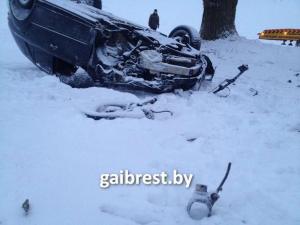В Барановичском районе Mercedes занесло в кювет, где он опрокинулся