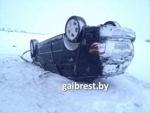 В Барановичском районе Mercedes занесло в кювет где он опрокинулся 
