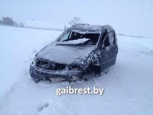 В Барановичском районе Mercedes занесло в кювет где он опрокинулся 