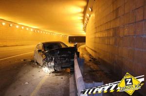 В Алматы Hyundai залетел в отбойник в тоннеле на ВОАД