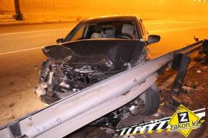 В Алматы Hyundai залетел в отбойник в тоннеле на ВОАД