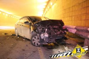В Алматы Hyundai залетел в отбойник в тоннеле на ВОАД