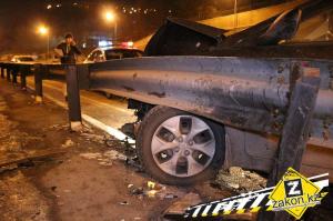 В Алматы Hyundai залетел в отбойник в тоннеле на ВОАД