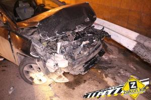 В Алматы Hyundai залетел в отбойник в тоннеле на ВОАД