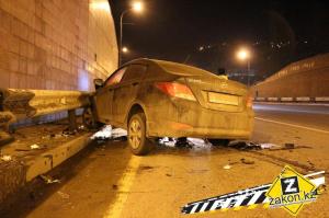 В Алматы Hyundai залетел в отбойник в тоннеле на ВОАД