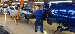 Производство легковых автомобилей в России упало на 28%