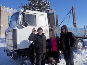 Жители Верх-Убы три недели выхаживали застрявшего в метель на трассе российского дальнобойщика