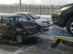 В Усть-Каменогорске водителю эвакуатора пришлось транспортировать врезавшийся в него же автомобиль