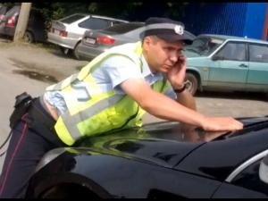 В Москве девушка сбила и прокатила на капоте полицейского