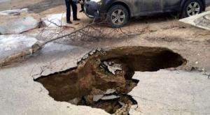 Часть дороги обвалилась под автомобилем в Актау