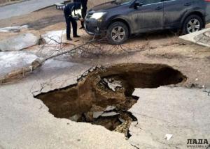 Часть дороги обвалилась под автомобилем в Актау 