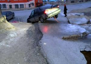Часть дороги обвалилась под автомобилем в Актау 