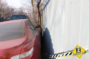 В мкр Ремизовка Алматы Land Cruiser прижал к забору встречную Camry