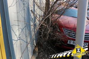 В мкр Ремизовка Алматы Land Cruiser прижал к забору встречную Camry