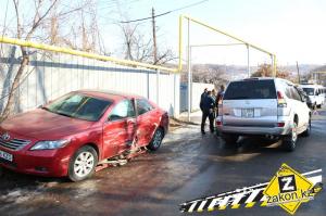 В мкр Ремизовка Алматы Land Cruiser прижал к забору встречную Camry