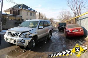В мкр Ремизовка Алматы Land Cruiser прижал к забору встречную Camry
