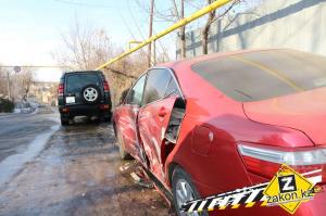 В мкр Ремизовка Алматы Land Cruiser прижал к забору встречную Camry