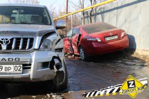 В мкр Ремизовка Алматы Land Cruiser прижал к забору встречную Camry