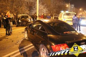 В Алматы Audi TT протаранила разворачивавшуюся через двойную сплошную Honda