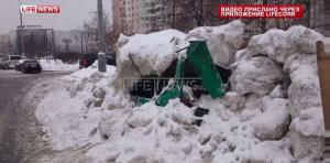 Коммунальщики на тракторе раздавили автомобиль расчищая снег в Москве 