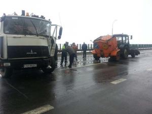 На "могилевке" занесло МАЗ и он влетел в трактор дорожников