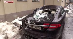 В центре Москвы глыба льда разбила Jaguar стоимостью три млн рублей