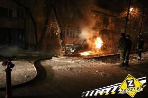 Во дворе жилого дома в Алматы сгорела машина
