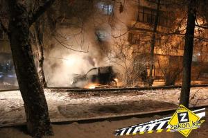 Во дворе жилого дома в Алматы сгорела машина