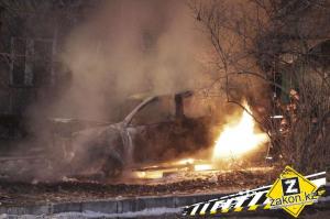 Во дворе жилого дома в Алматы сгорела машина