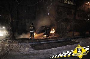 Во дворе жилого дома в Алматы сгорела машина